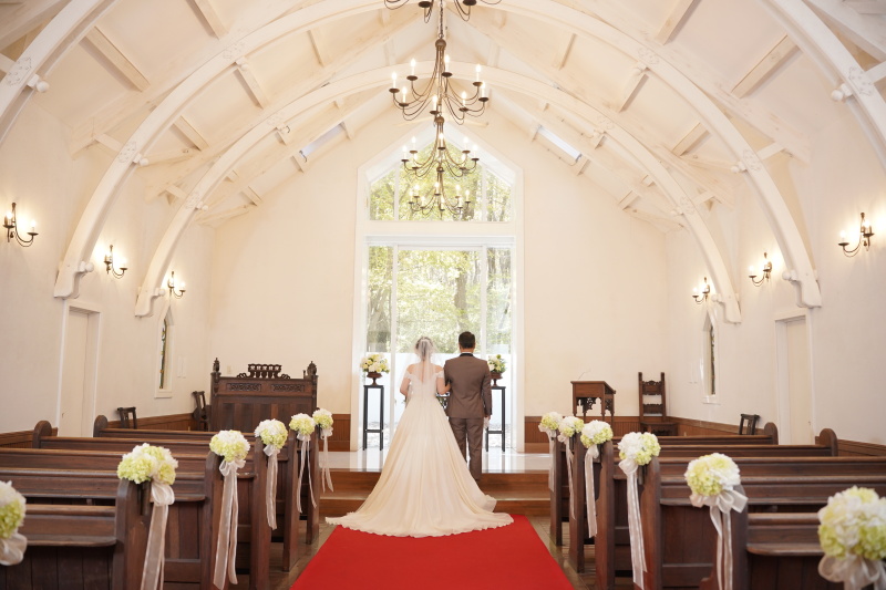 神聖な木々に囲まれて静かに佇むチャペル