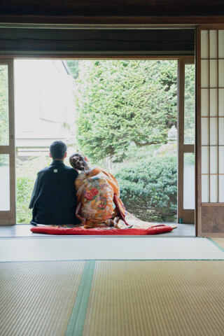 和の雰囲気の中あたたかな後ろ姿