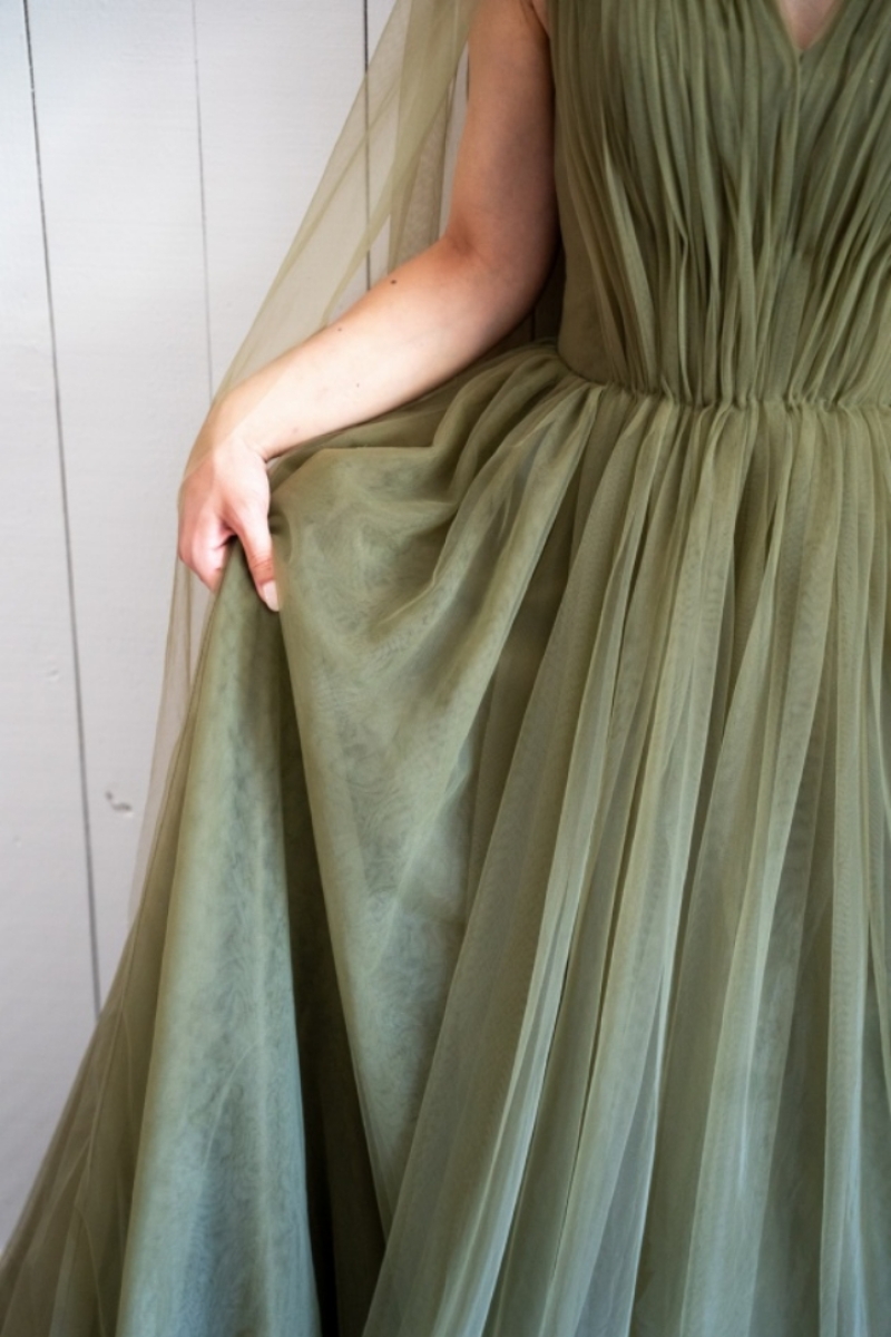 くすみグリーンドレス