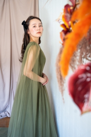 くすみグリーンドレス