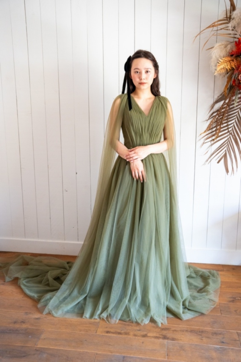 くすみグリーンドレス