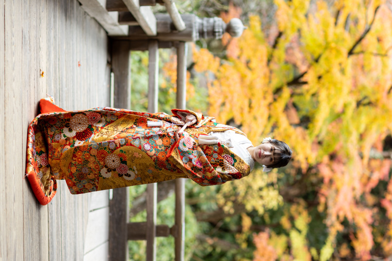 豪華な花柄刺繍の色打掛