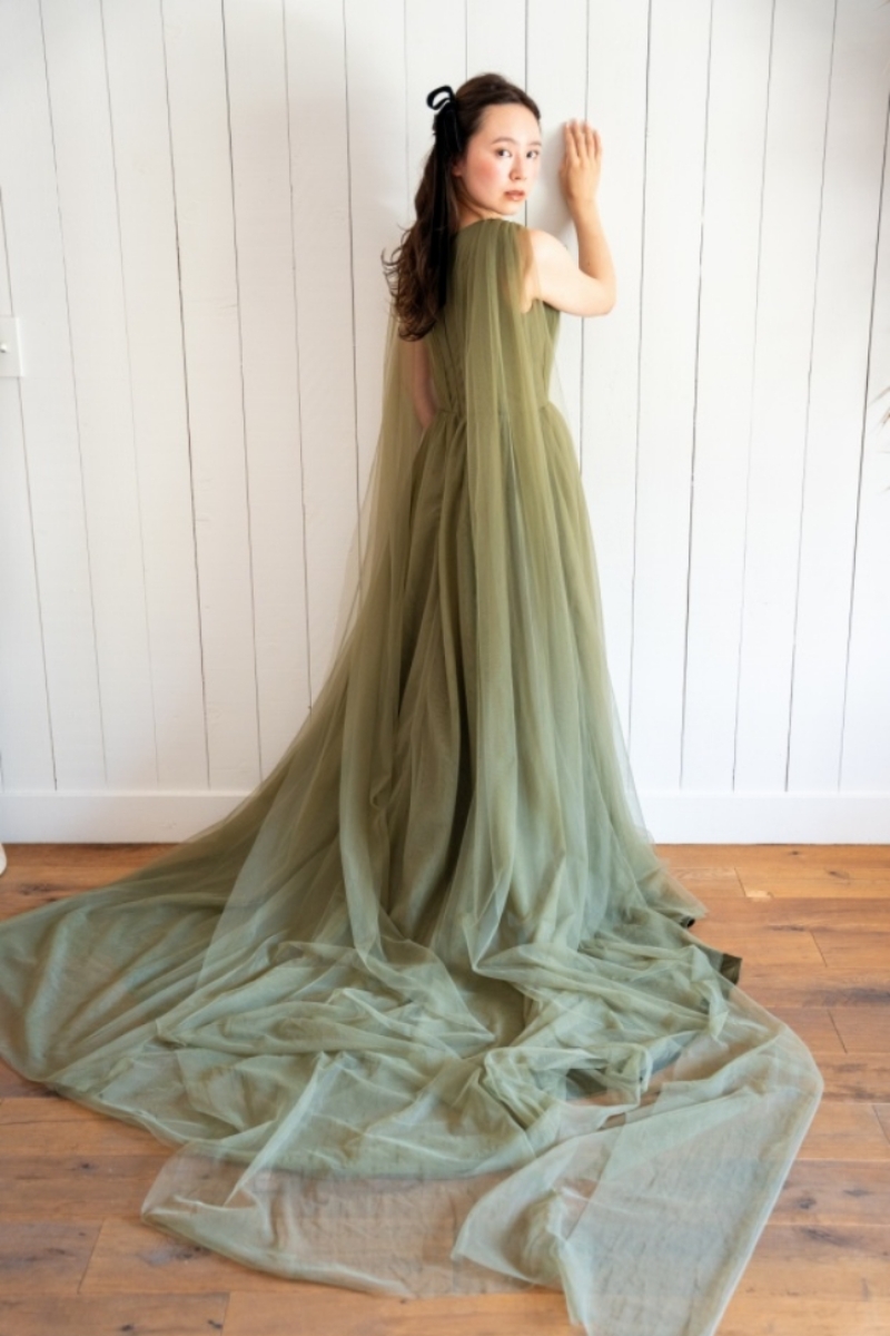 くすみグリーンドレス