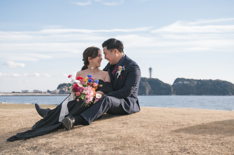 青空と江ノ島を背景に