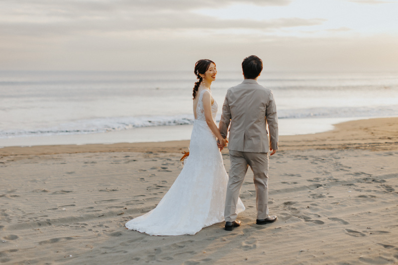 海辺を歩く後ろ姿