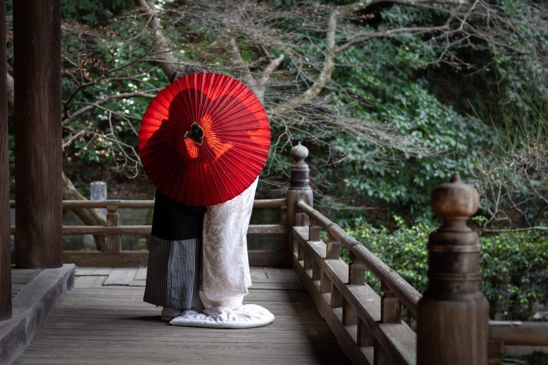 朱傘が彩る、静寂なひととき