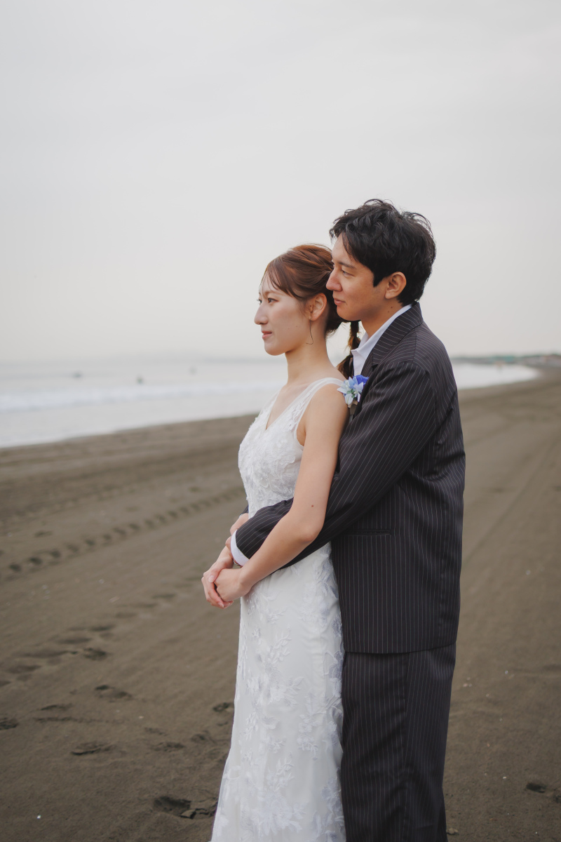 海辺で寄り添う穏やかな時間