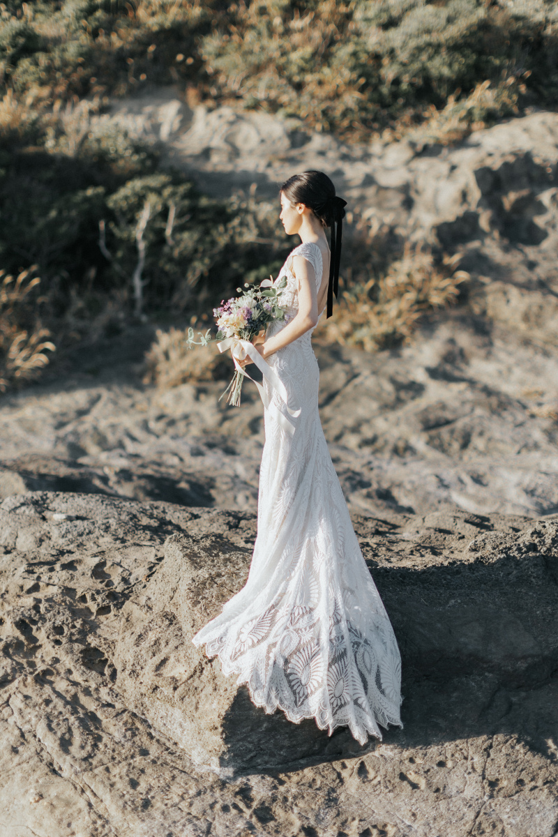 フレンチスリーブの総刺繍ドレス