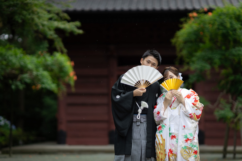 扇子越しにのぞく、ふたりの笑顔