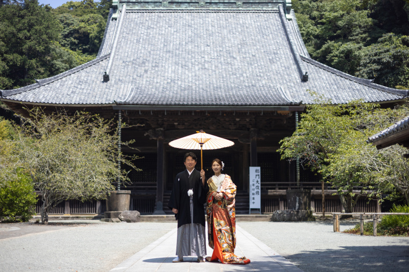 歴史ある妙本寺を背景に