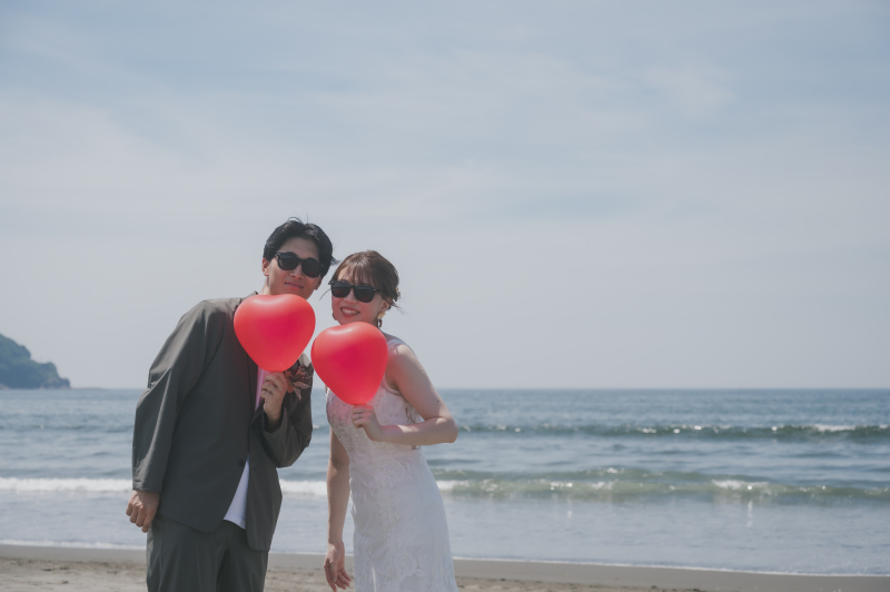 お二人の思い出の地。夏の江ノ島海岸での撮影