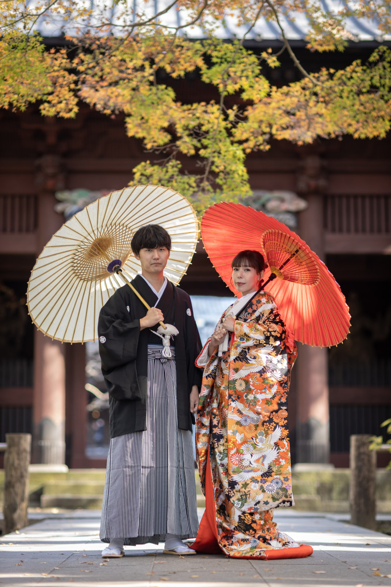 紅葉に包まれる、和傘ショット