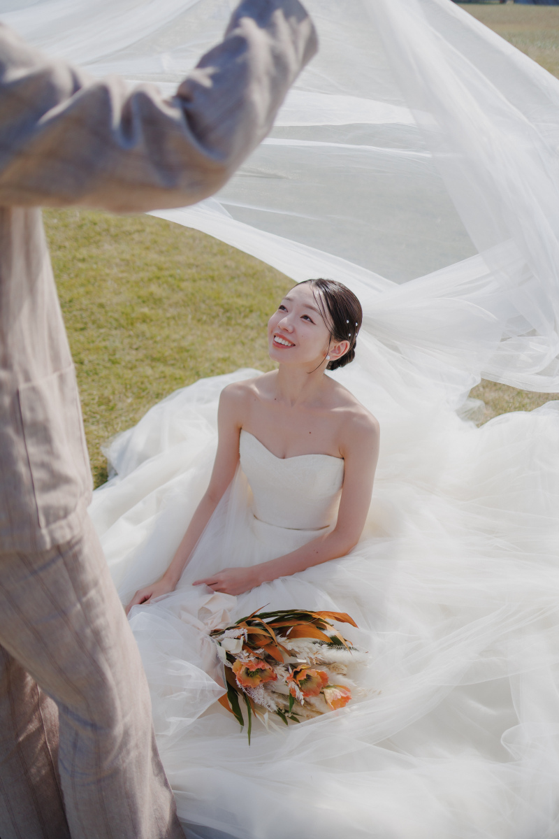 風になびくベールが彩る美しい瞬間