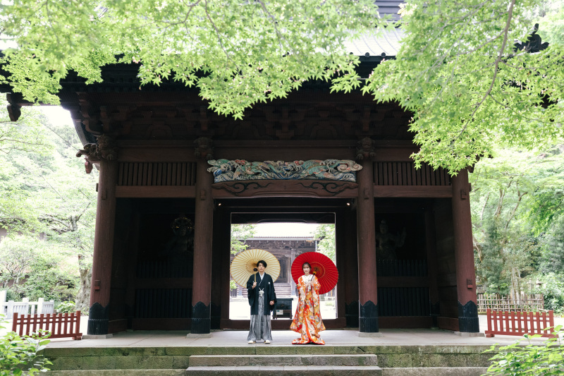 妙本寺の荘厳な門とともに