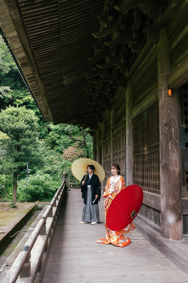 色打掛へ。和傘が彩る幻想的な空間