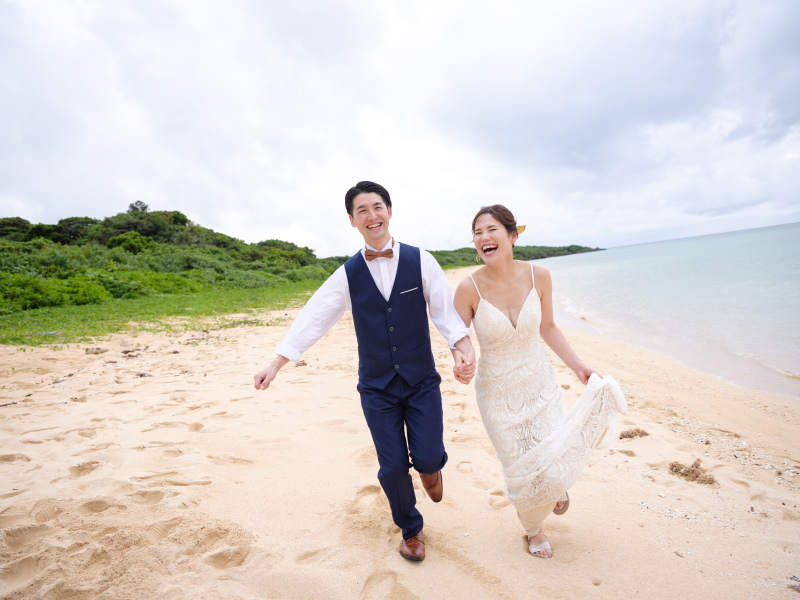 ビーチをかけるお二人!!