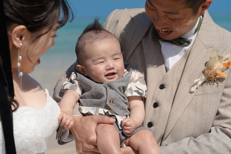 青い空と海をバックにファミリーフォト