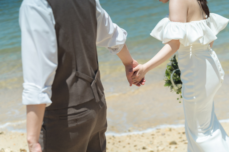 手と手をつないで