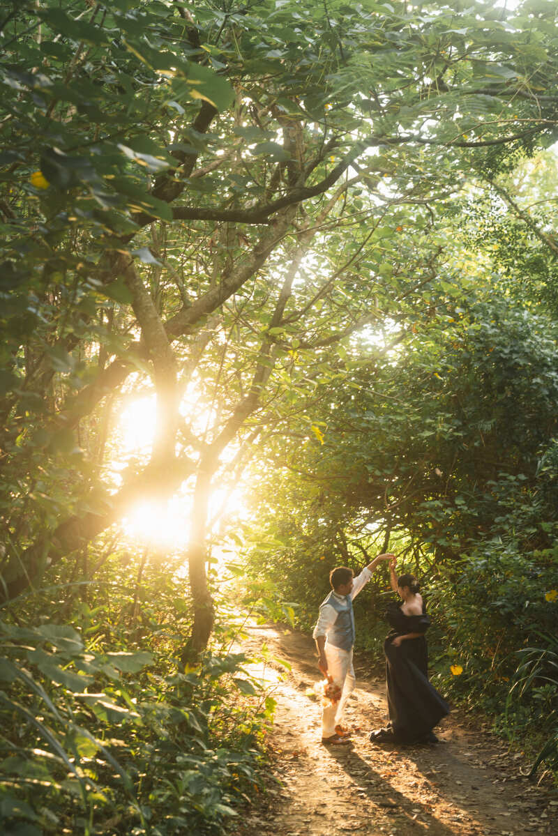 ビーチ入口でのダンスシーン