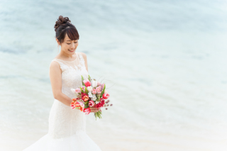 華やかなマーメイドドレスでビーチフォト♡