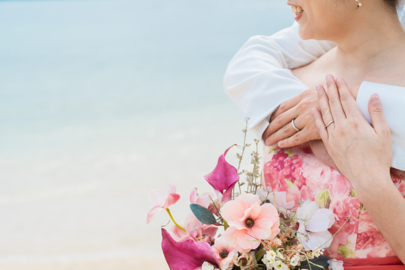 重なる薬指・・