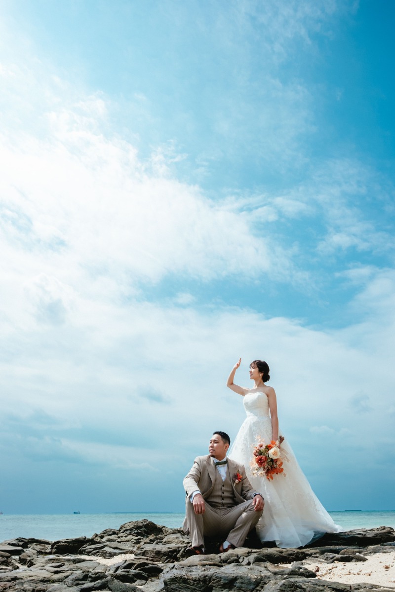 岩場で光を浴びながら