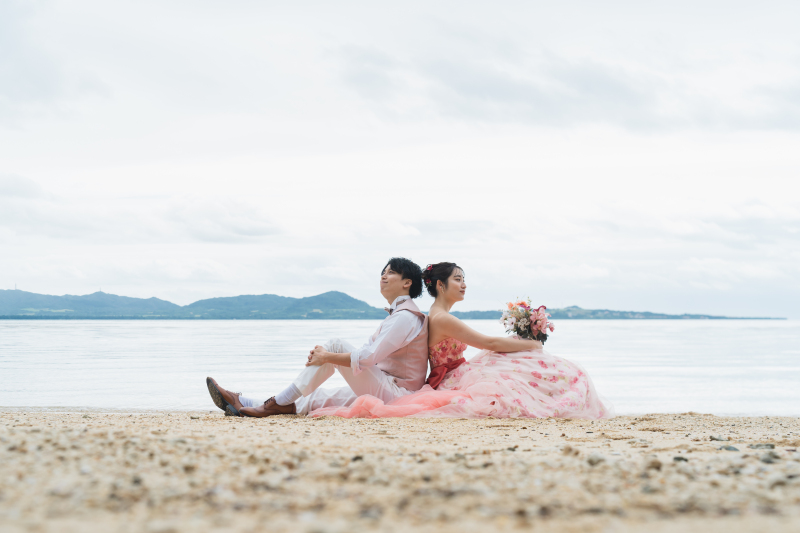 砂浜にすわって