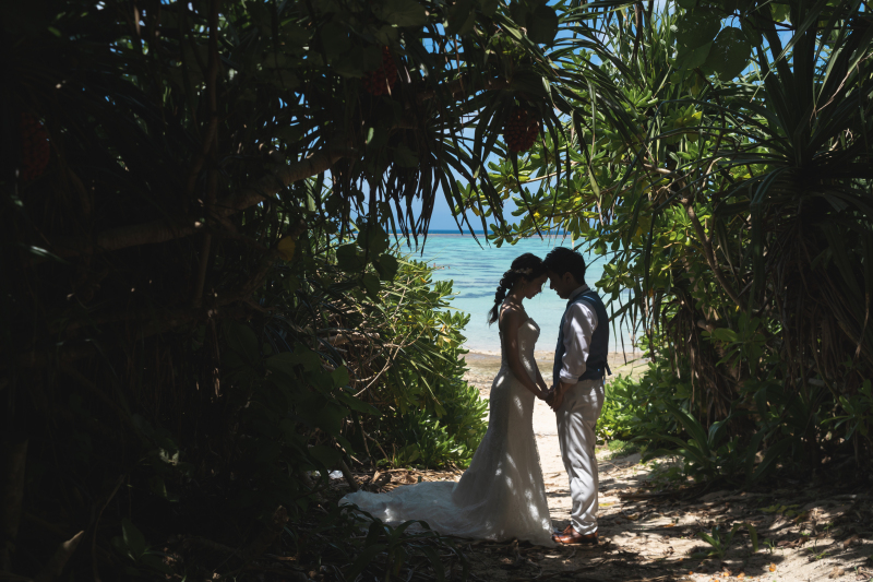 ビーチ入口のグリーンアーチで!