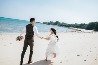 石垣島のビーチをかける可愛いお二人♡