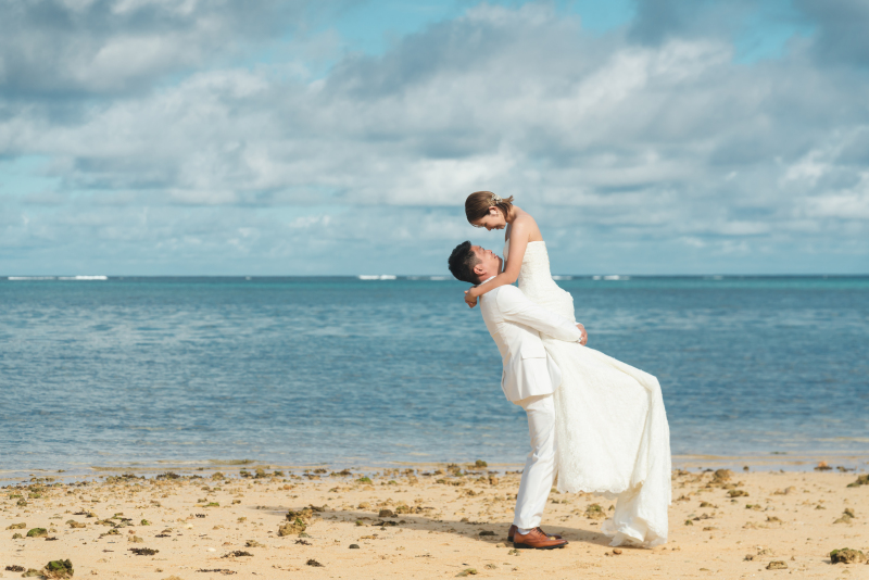 青い海をバックにお二人写し☆