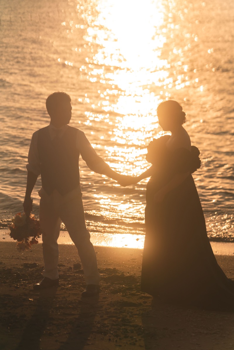 サンセットの光輝くビーチ