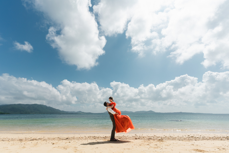 抱っこシーンは南国の定番スタイル!