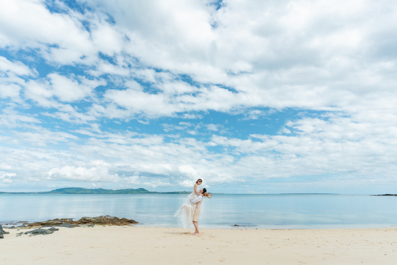 青い海と青い空をバックに抱っこシーン
