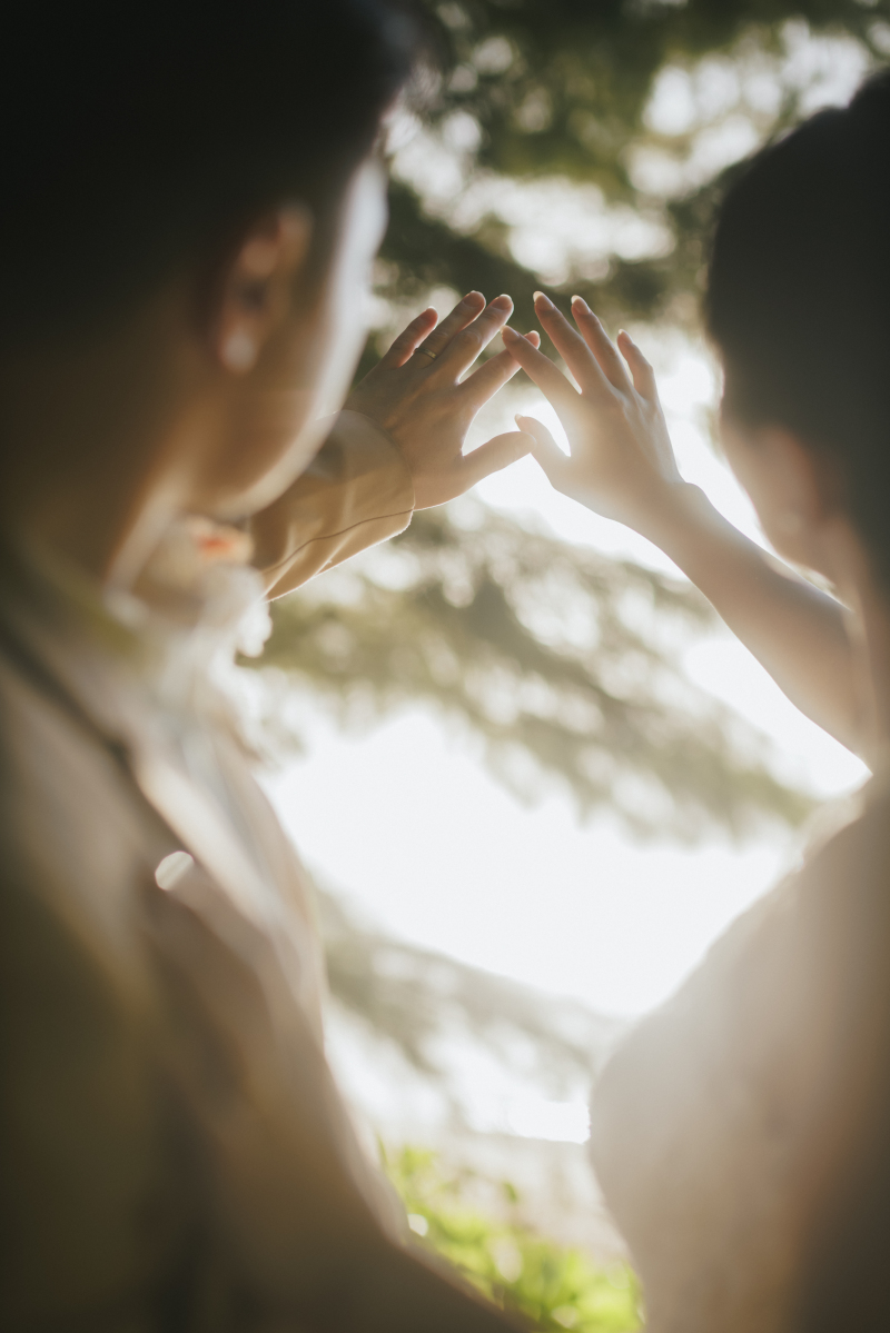 リングをかざし