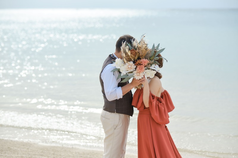 【沖縄本島エリア】期間限定・特別価格！海見えクリスタルチャペル＆ビーチ撮影全データ納品｜ドレス2着コミ〈カラードレス選択可〉