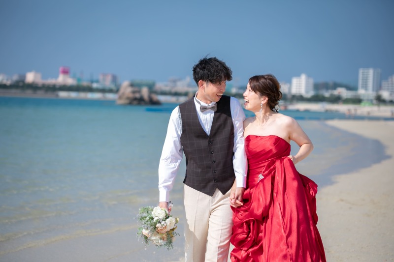 【沖縄本島エリア】期間限定・特別価格！海見えクリスタルチャペル＆ビーチ撮影全データ納品｜ドレス2着コミ〈カラードレス選択可〉