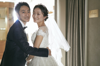 〈事前試着付〉ドレスショップ店内で撮るウエディングフォト