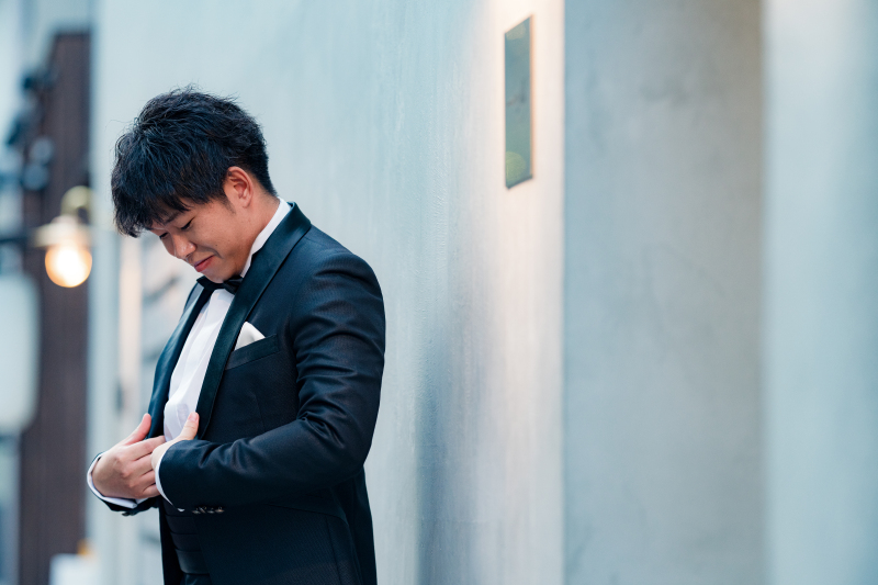 ご新郎様はブラックのタキシードを