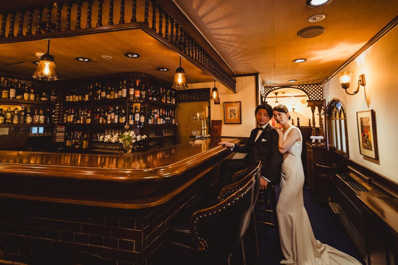 絵になるカウンターバーでの撮影