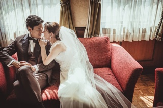 その時の会話が聞こえてきそうな一瞬の表情を捉えたり、ふたりの雰囲気からインスピレーションで撮影していきます。