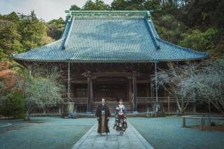 衣裳は「白無垢・色打掛・大振袖」から選べます。事前試着付きでドレススタイリストが担当するので安心