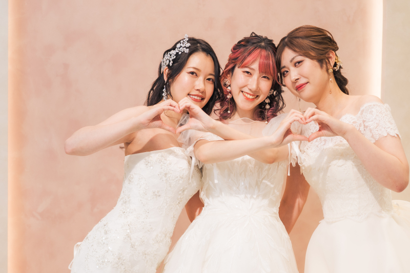 【ご友人フォト】フォトジェニックな空間で撮影するドレスショップ店内フォト