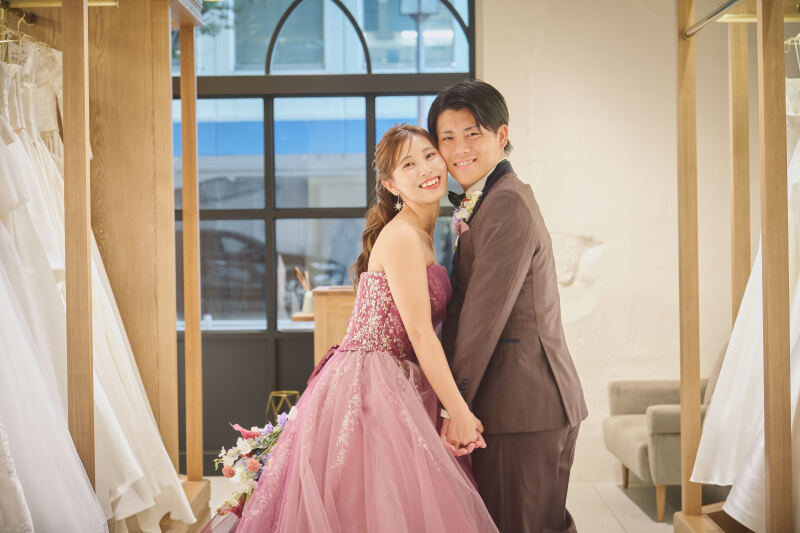 ドレスショップ店内で撮るウエディングフォト《ドレス2着、タキシード1着付》