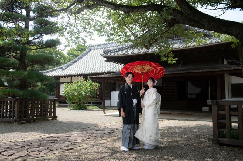 玄関前の木の下で一枚