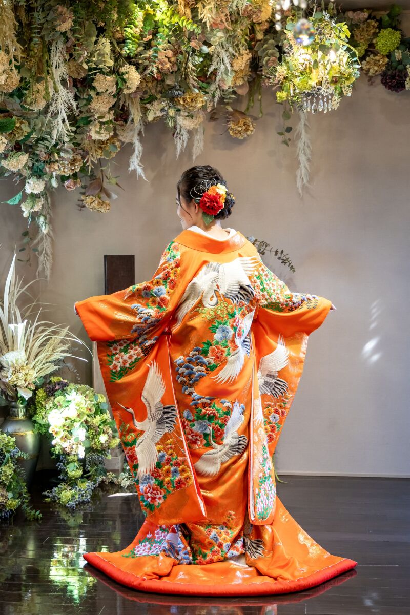 振り返る後ろ姿