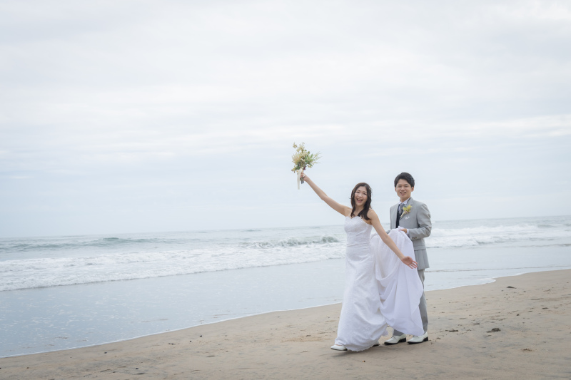 浜辺を歩くふたり