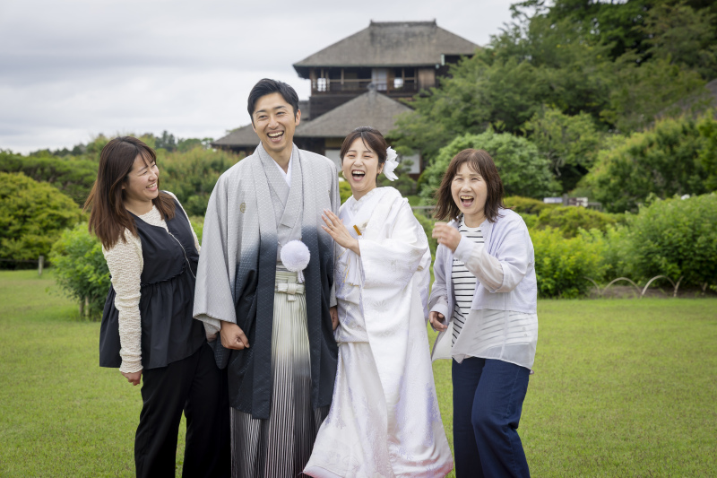 芝生で笑顔あふれる記念日