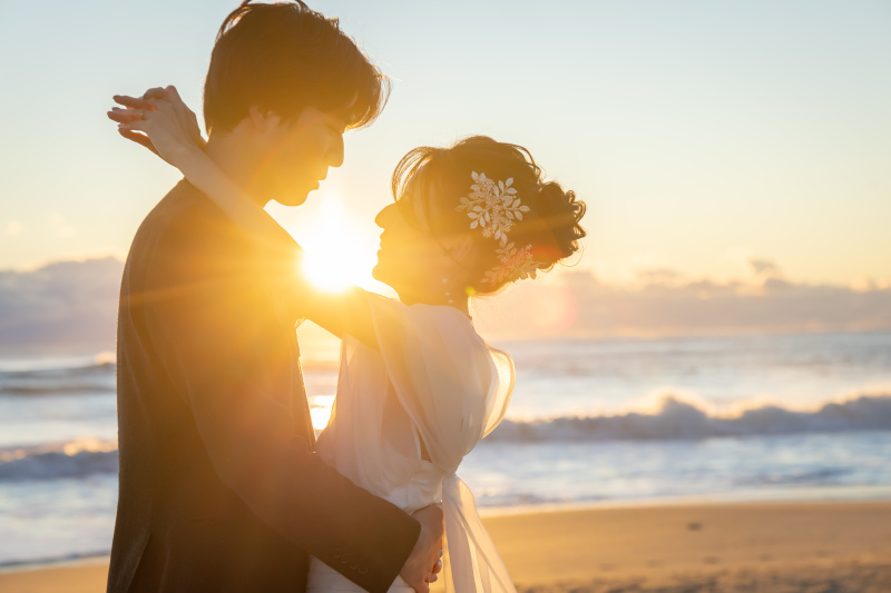 朝日に包まれるふたり