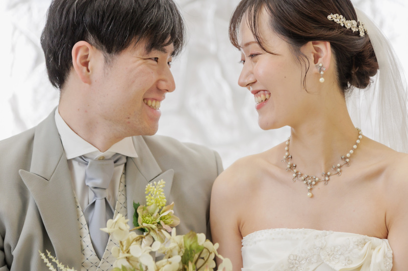 見つめ合う幸せの笑顔