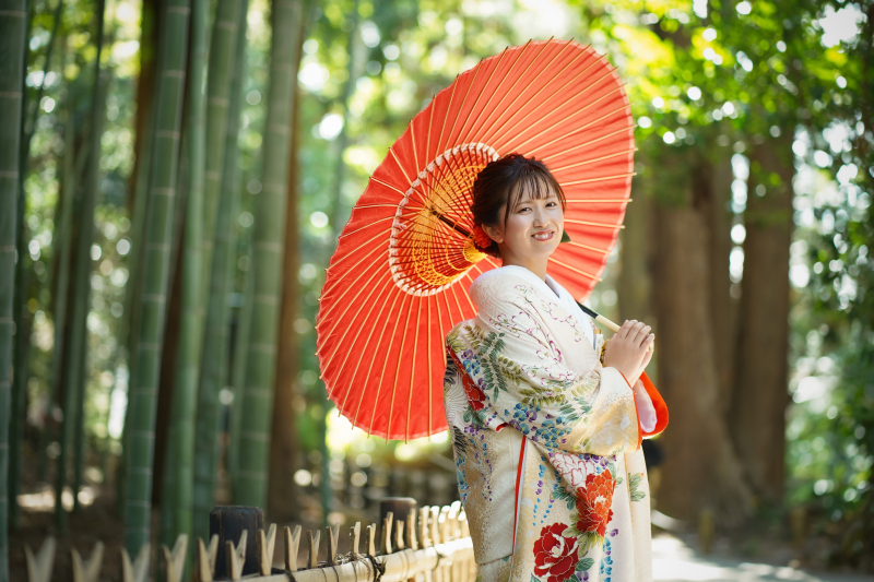赤の番傘が彩る笑顔。可憐に咲く花嫁様のソロカット